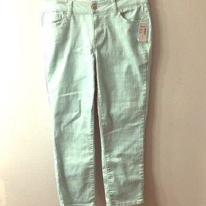 NWT Mint Mid-Rise Capris